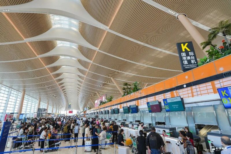 9月16日,旅客在福州长乐国际机场T2航站楼内办理值机手续。记者 包华 摄