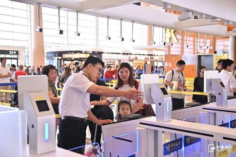 机场海关工作人员引导旅客完成快速通关核验。记者 郑帅 摄
