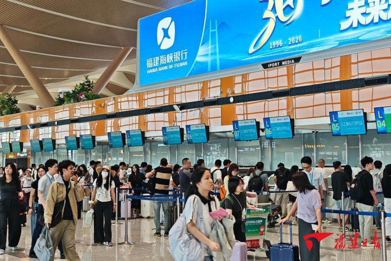 9月16日,乘客熙攘的值机厅。福建日报记者 牛媛媛 摄