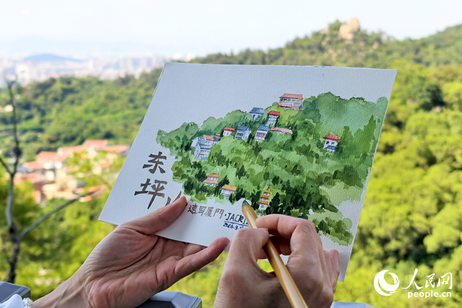手绘爱好者用画笔记录东坪山秋日风光。人民网记者 陈博 摄