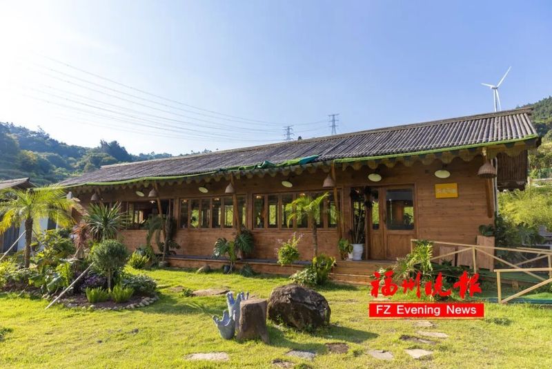 营地后方的田园里，薄荷、迷迭香、紫苏等特色绿植作物长势繁茂，尽显田园诗意。