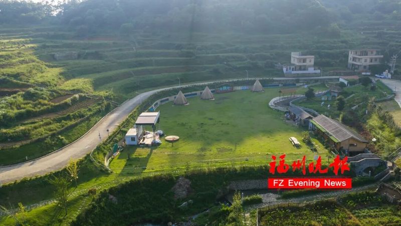 建筑四周绿植繁花环绕、生机盎然，是游客休闲小憩、拍照打卡的首选点位。