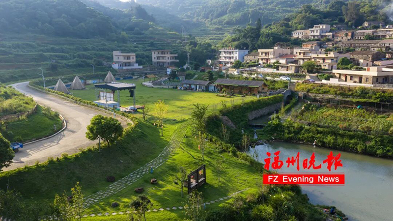 园区的露营区视野开阔，草坪上，精致木屋、休闲帐篷、茅草亭错落有致，木屋内部装修清新雅致、简约舒适。