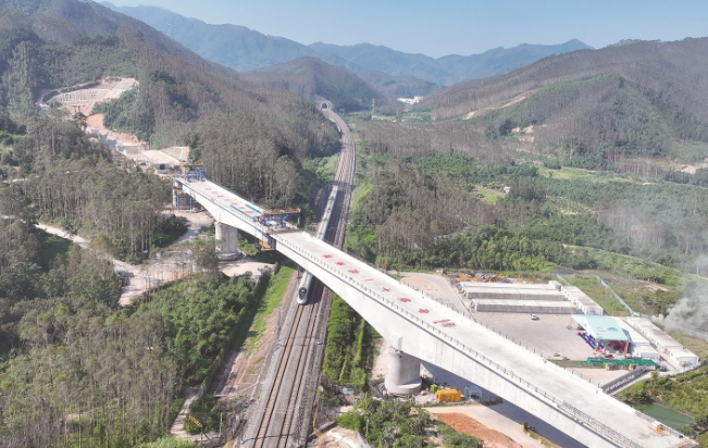 漳汕高铁首座跨铁路桥梁成功转体