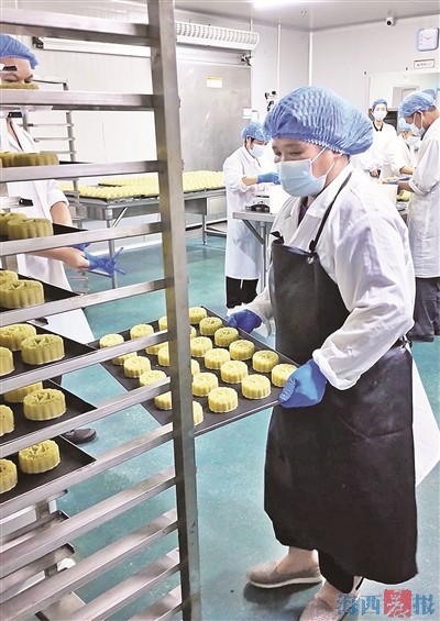 中秋将至 今年月饼定制需求明显增多