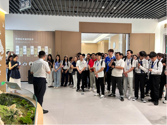 学员在动物科技学院学习相关知识