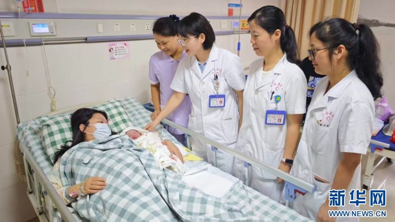 永春县医院妇产科医护团队开展病房查房，查看产妇及新生儿身体状况。新华网 刘默涵 摄