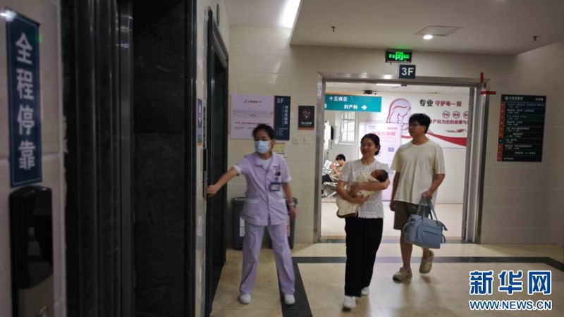 永春县医院的妇产科护士护送产妇与新生儿出院。新华网 刘默涵 摄