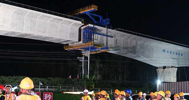 漳汕高铁首座跨铁路桥梁成功转体