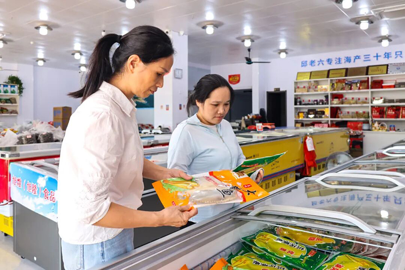 在连江县邱老六水产商行内，不少市民前来挑选鱼干。