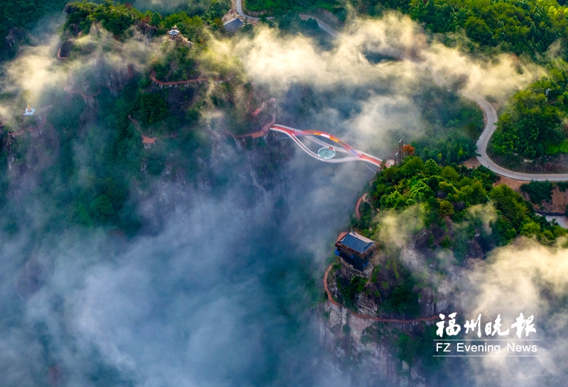 《天桥卧云海》