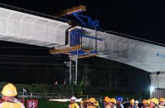 漳汕高铁首座跨铁路桥梁成功转体