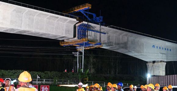 漳汕高铁首座跨铁路桥梁成功转体