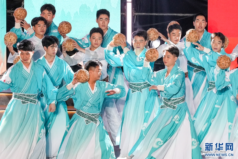 9月20日晚，演员在表演舞蹈节目《一鞠连两岸》。新华网 肖和勇 摄