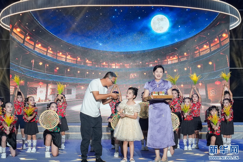 9月20日晚，演员在表演节目《客家娃》。新华网 肖和勇 摄