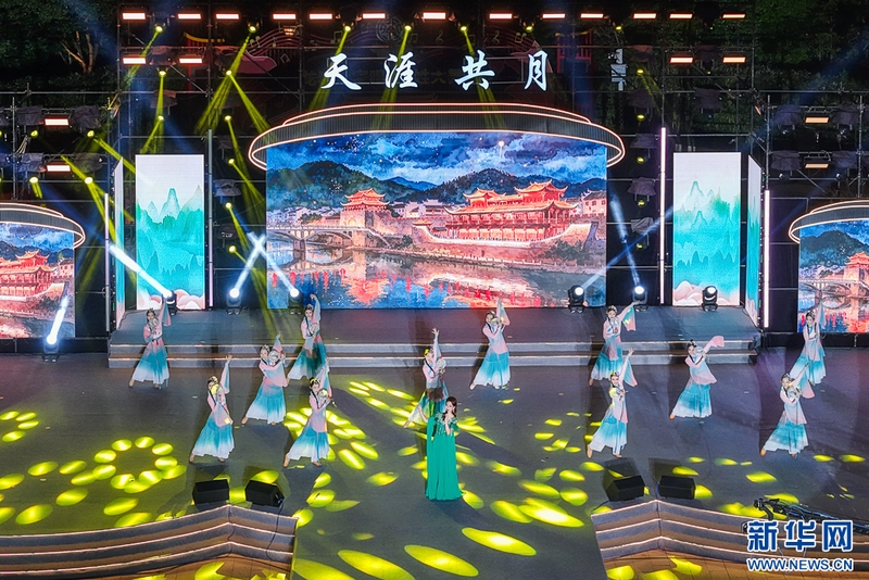 9月20日晚，歌手在演唱歌曲《一程相逢 一生回眸》（无人机照片）。新华网 肖和勇 摄