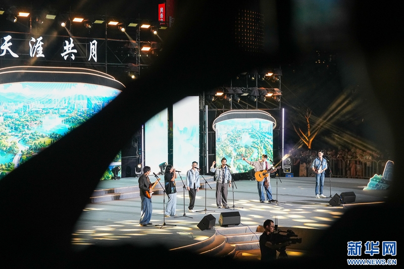 9月20日晚，歌手登台演唱歌曲。新华网 肖和勇 摄