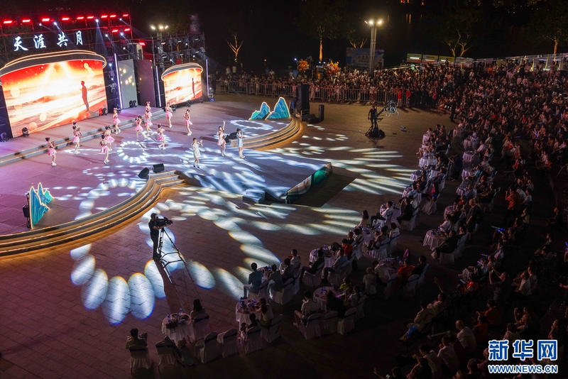 9月20日晚，台湾客家女团NGAI在演唱歌曲《你》（无人机照片）。新华网 肖和勇 摄