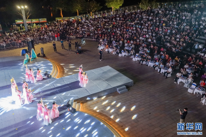 9月20日晚，龙岩市汉剧传习中心演员在表演舞蹈节目《月满·扇影》（无人机照片）。新华网 肖和勇 摄