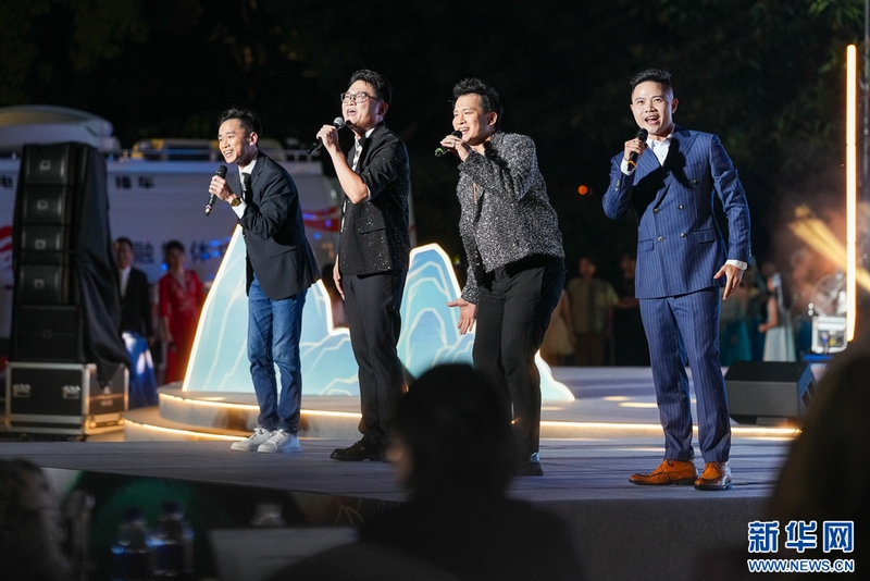 9月20日晚，歌手在演唱歌曲。新华网 肖和勇 摄