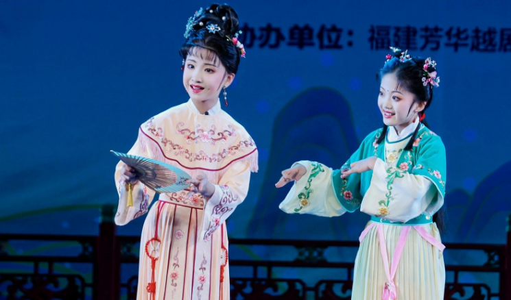 唱念做打间， 他们带着孩子走近戏曲