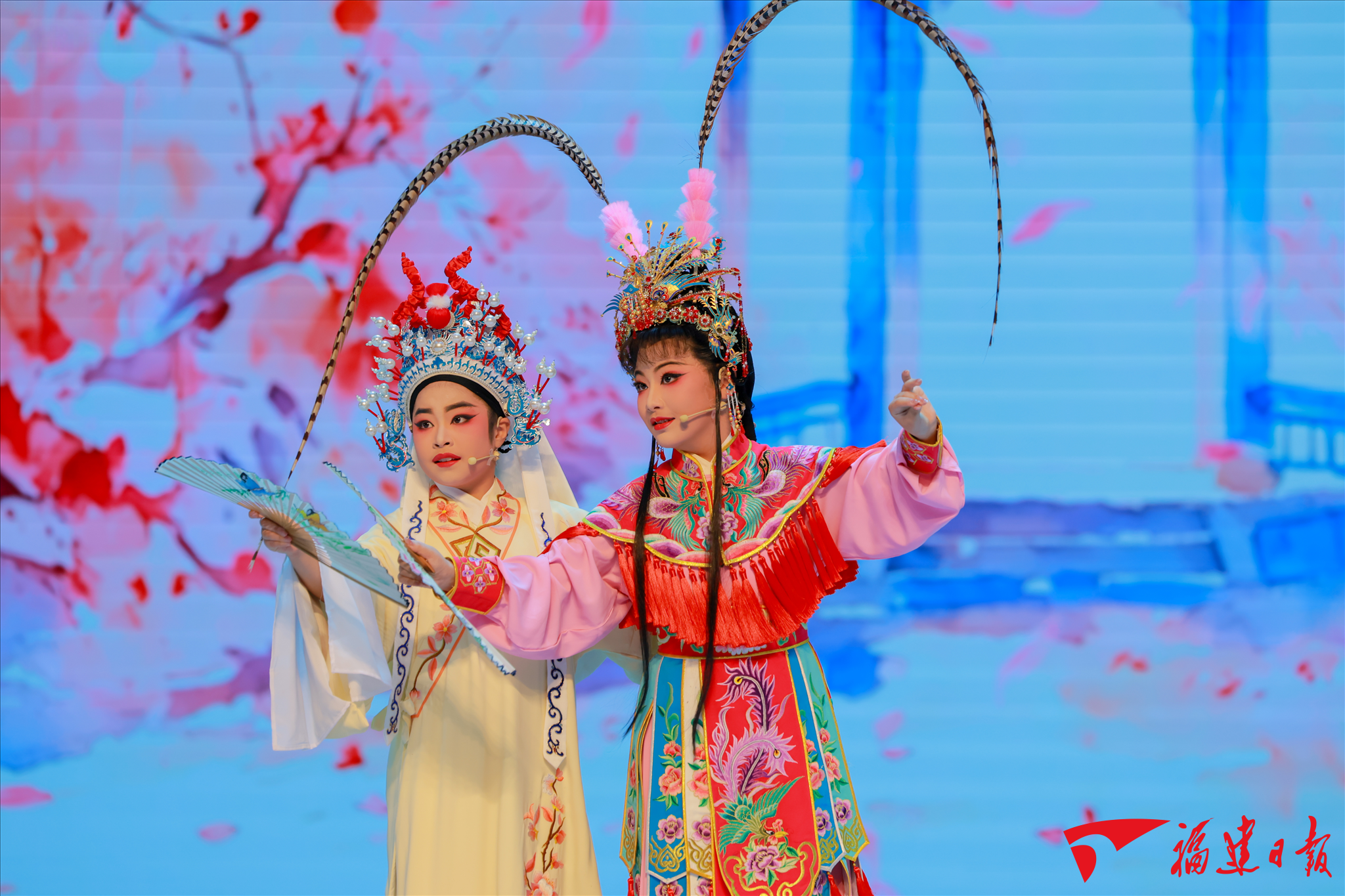 唱念做打间， 他们带着孩子走近戏曲