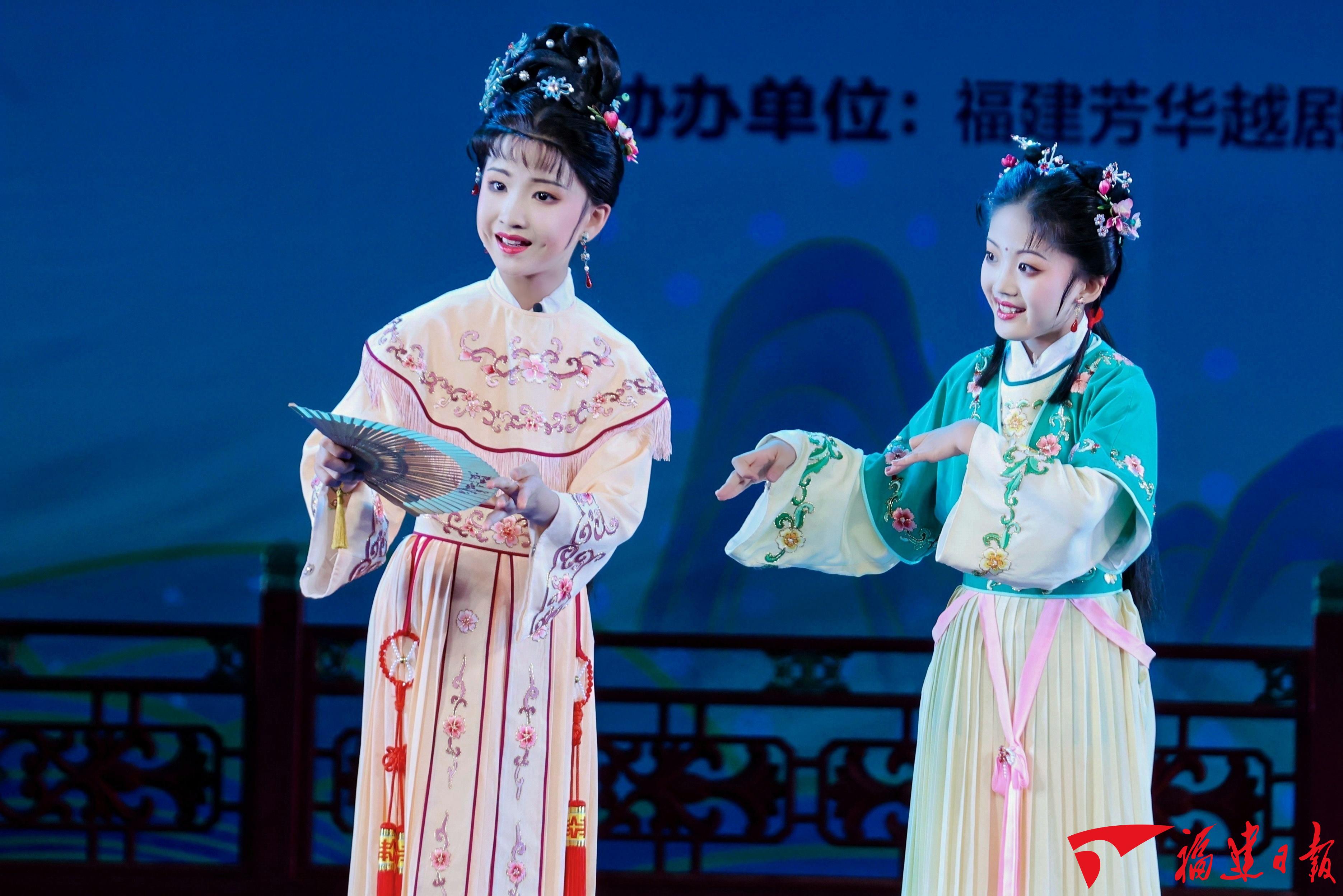 唱念做打间， 他们带着孩子走近戏曲