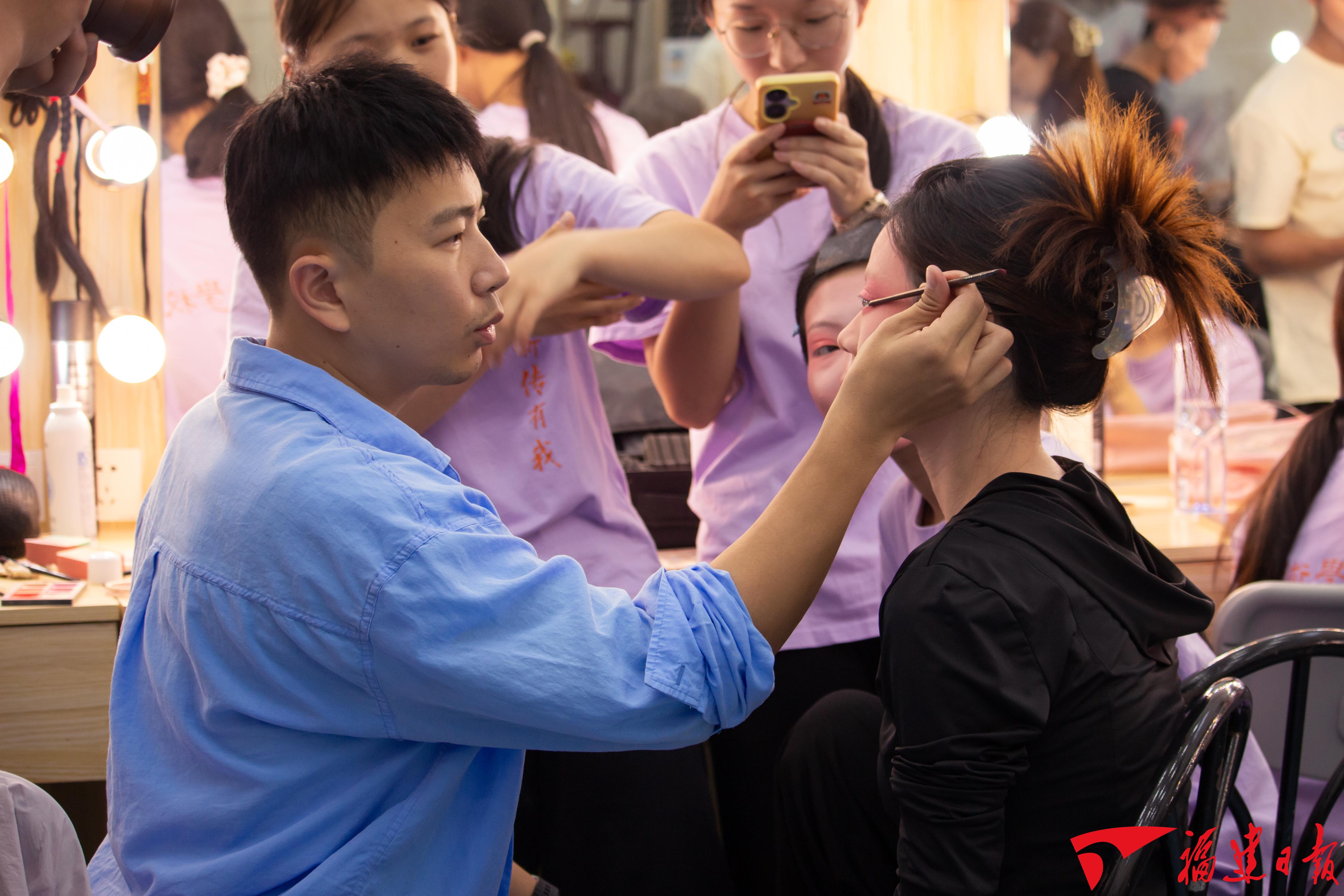 唱念做打间， 他们带着孩子走近戏曲
