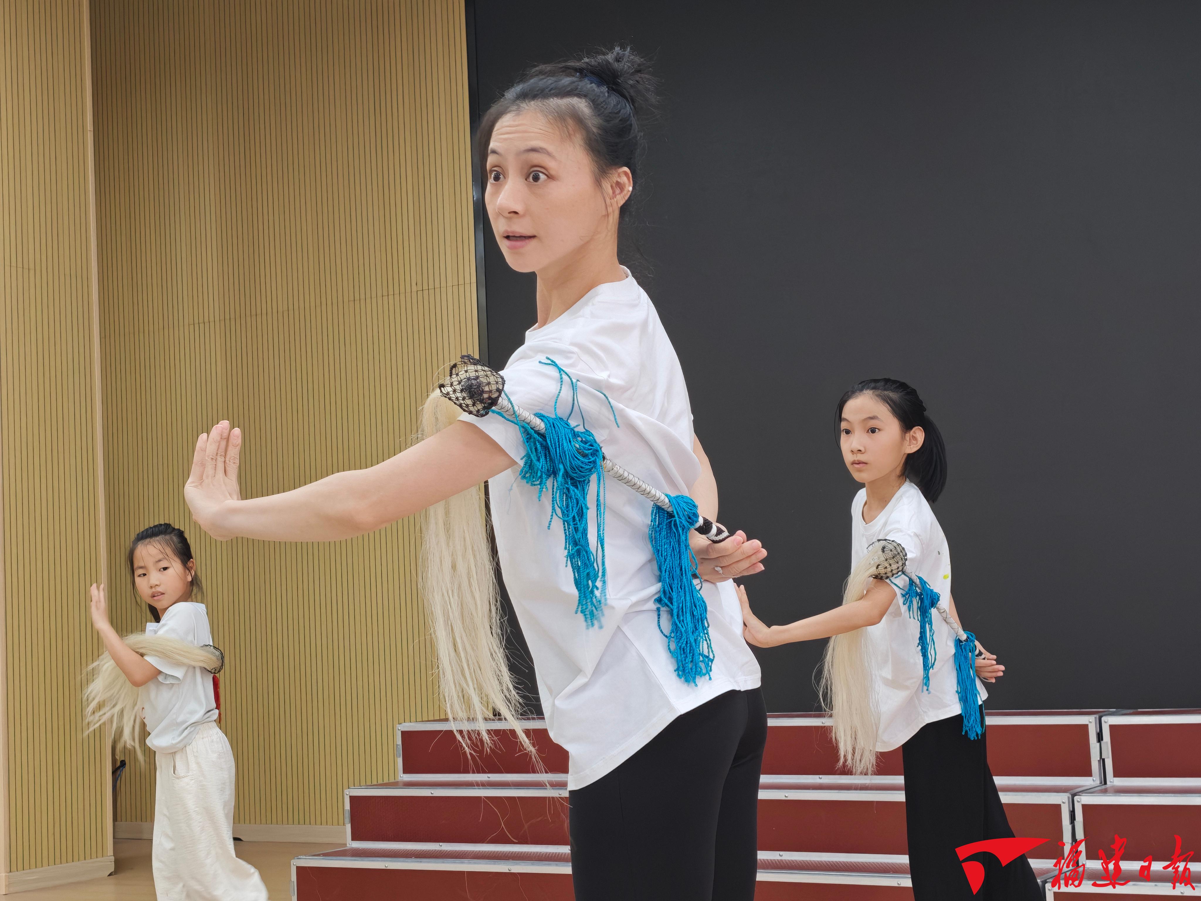 唱念做打间， 他们带着孩子走近戏曲