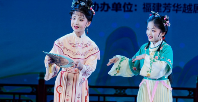 唱念做打间， 他们带着孩子走近戏曲