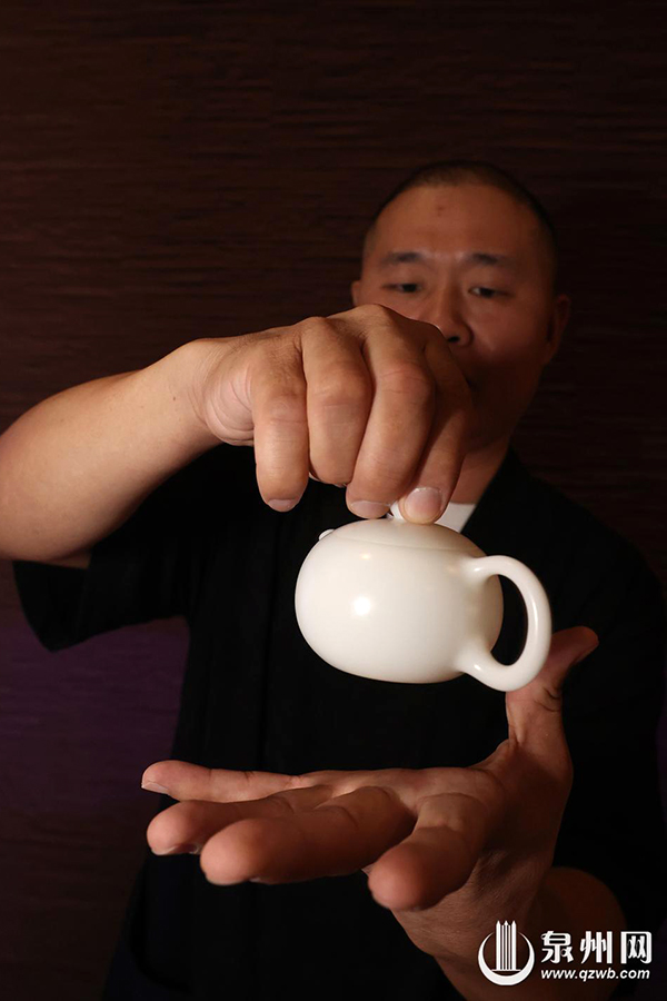 制作精巧的白瓷茶壶。