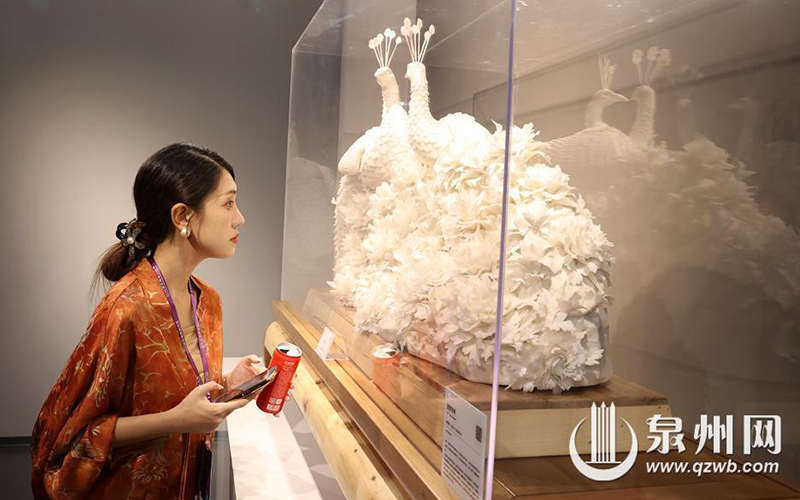参观陈仁海展厅的“中国白”。