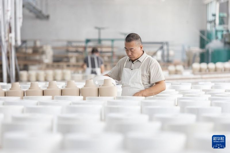 9月19日，在福建泉州德化一家陶瓷生产企业车间内，工人进行陶瓷茶叶罐的注浆成型工序。新华社发（连静毅 摄）