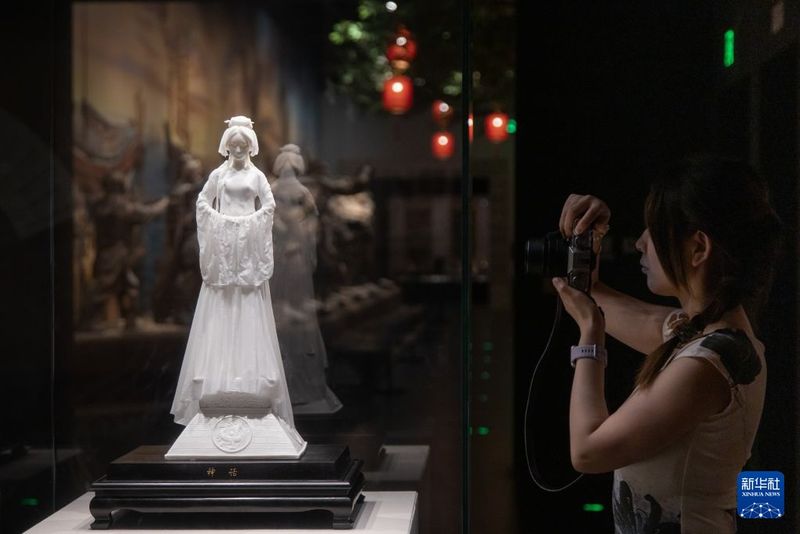 9月18日，在福建泉州中国闽台缘博物馆，观众欣赏德化白瓷作品《神话》。新华社发（连静毅 摄）