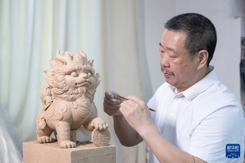 9月19日，在福建泉州德化，中国工艺美术大师林建胜创作陶瓷艺术品。新华社发（连静毅 摄）
