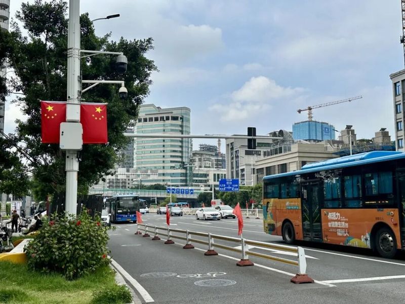 福州火车站内外被浓浓的“中国红”包裹，鲜艳的红旗在风中猎猎作响，悬挂的国旗好似迎风展翅的红绸，中国结等红色吊饰如流苏轻轻垂落，温暖着步履匆匆的旅客。