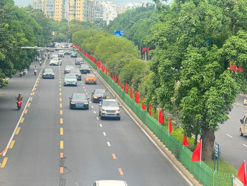 福飞路、福新路、秀峰路……城区主次干道齐齐换上国庆盛装，整齐悬挂的五星红旗仿若绵延不绝的红色长河，构筑起城市流动的红色风景线。