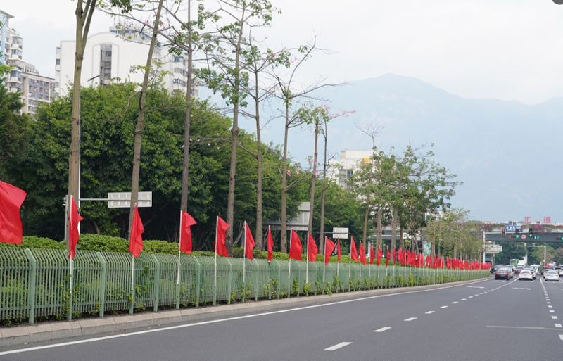 福飞路、福新路、秀峰路……城区主次干道齐齐换上国庆盛装，整齐悬挂的五星红旗仿若绵延不绝的红色长河，构筑起城市流动的红色风景线。