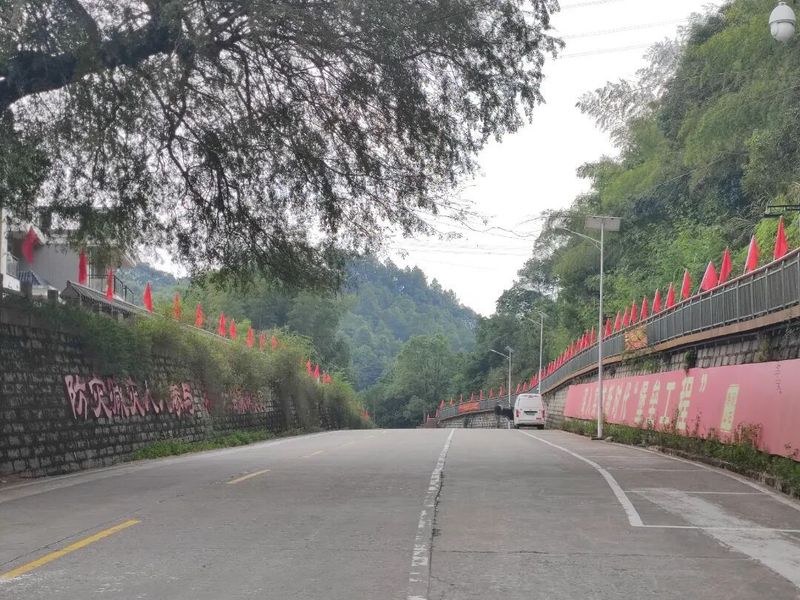 福飞路、福新路、秀峰路……城区主次干道齐齐换上国庆盛装，整齐悬挂的五星红旗仿若绵延不绝的红色长河，构筑起城市流动的红色风景线。