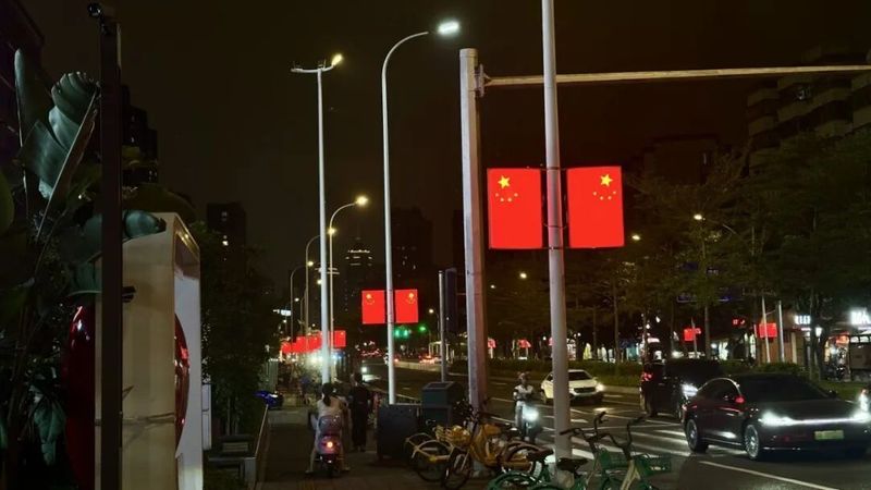 秋风渐起，国庆将至，晋安的大街小巷、公园、商圈、车站纷纷换上喜庆的盛装，一抹抹耀眼热烈的“中国红”迎风舒展，不仅扮靓了城市，更温暖着人心。