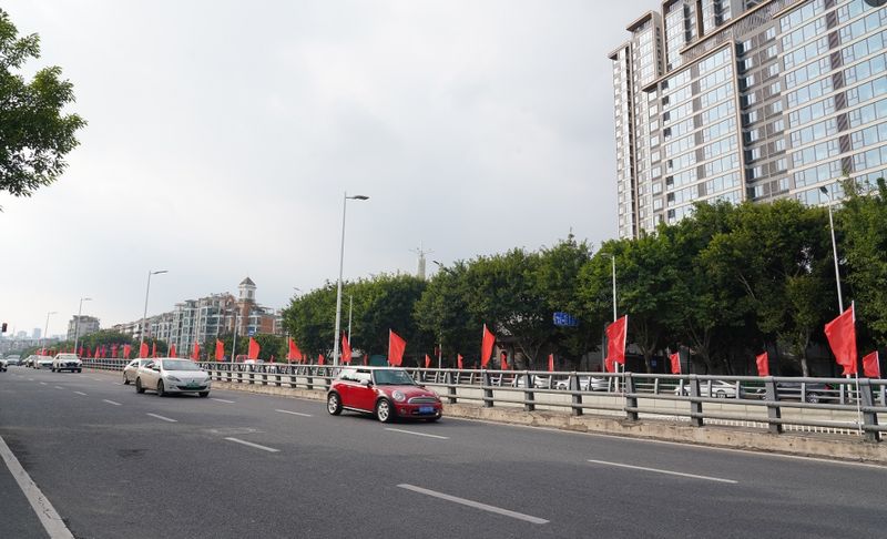 福飞路、福新路、秀峰路……城区主次干道齐齐换上国庆盛装，整齐悬挂的五星红旗仿若绵延不绝的红色长河，构筑起城市流动的红色风景线。