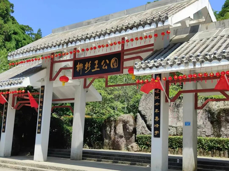 一面面红旗如翻涌的赤浪，在晋安各大景区铺展，汇成一片热烈澎湃的红色海洋，一串串红灯笼高高悬挂，圆润饱满、暖意融融，随风轻轻摇曳，光影流转间，为秋日增添了万般喜庆。
