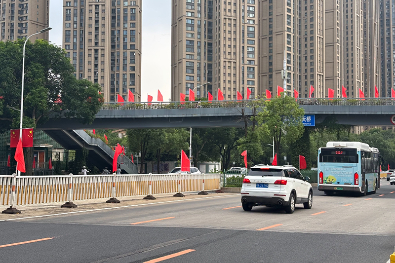 秋风渐起，国庆将至，晋安的大街小巷、公园、商圈、车站纷纷换上喜庆的盛装，一抹抹耀眼热烈的“中国红”迎风舒展，不仅扮靓了城市，更温暖着人心。