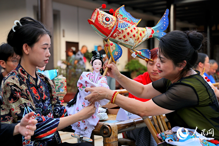 栩栩如生的布袋木偶展示。人民网记者 陈博 摄