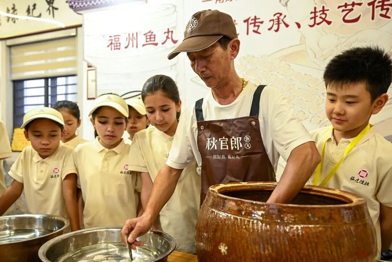 体验连江鱼丸制作。记者 叶诚 摄