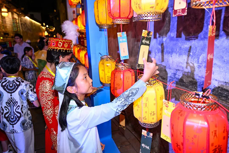 活动现场布设“我们的节日·中秋习俗展”，以图文展板搭配实物场景的形式，展示中秋历史渊源、经典神话传说，呈现全国各地多姿多彩的中秋民俗，吸引不少人驻足参观。记者 叶诚 摄