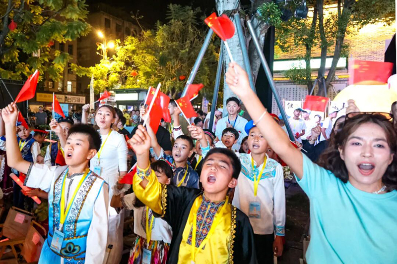 9月23日，“闽疆台连心·山海月共情”2026年中秋青少年联谊活动在魁龙坊历史文化街区举办。记者 叶诚 摄