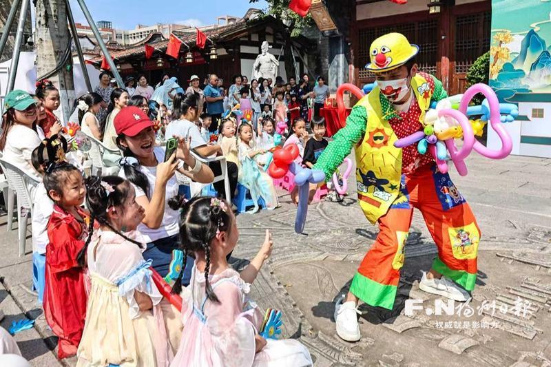 福州：古厝生辉亲子同乐 多彩活动庆团圆