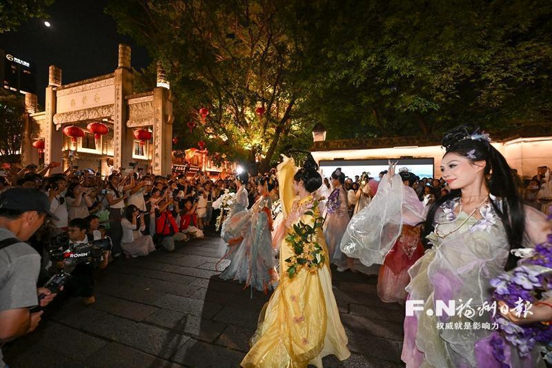 福州三坊七巷上演拜月仪式