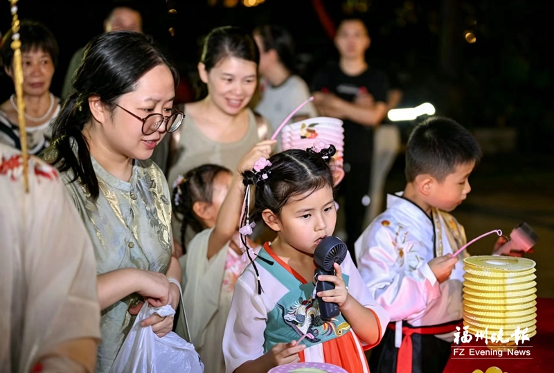 “双节”着汉服 夜游镇海楼